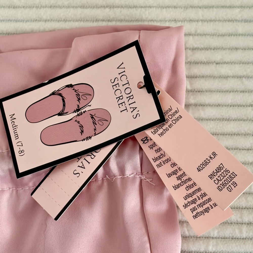 Victoria Secret Pink Fuzzy Women's Slippers - Picture 6 of 7